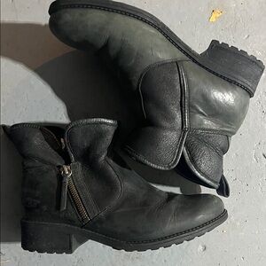 UGG 7.5  Black Leather Boots